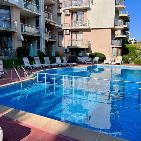 Апартаменты Starfish Romantic Free Parking Pool View Near