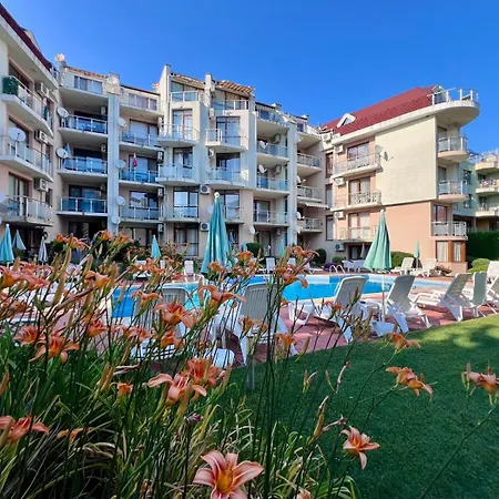 Апартаменты Starfish Romantic Free Parking Pool View Near